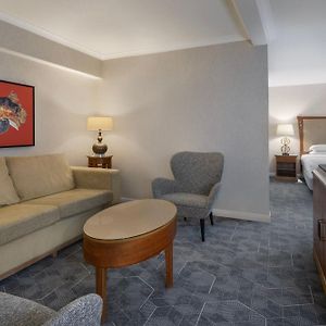 One-Bedroom King Suite